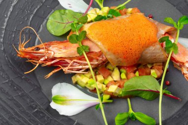 Izgara waterprawn, deniz ürünleri gri plaka üzerinde 