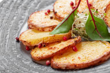 Ev patates üzerinde beyaz izole