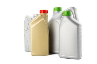 plastik şişeler beyaz zemin üzerine izole otomobil yağları