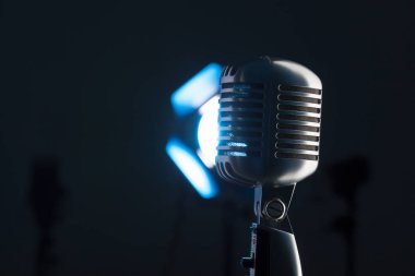 Siyah arkaplanda klasik mikrofon