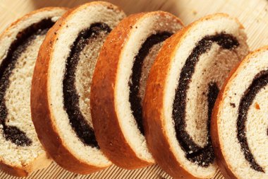 ahşap masa üzerinde taze pişmiş ekmek