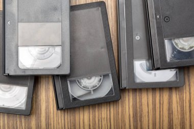 ahşap arka plan üzerinde video kasetler