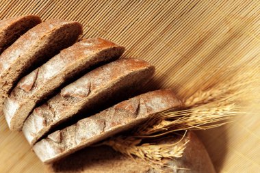 ahşap masa üzerinde taze pişmiş ekmek