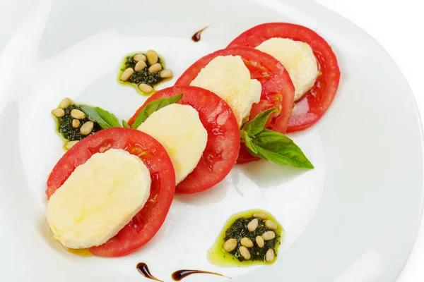 Mozzarella Mit Tomate Und Basilikum Isoliert Auf Weiß — Stockfoto