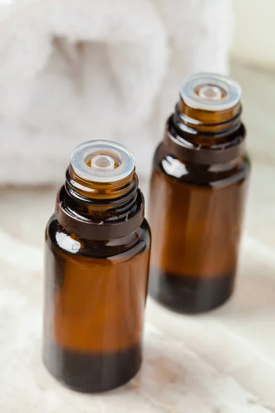 Nahaufnahme Von Ätherischen Ölflaschen Auf Dem Tisch — Stockfoto