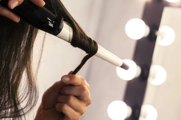 Coiffeur Bouclage Cheveux Client Dans Salon Coiffure — Photo