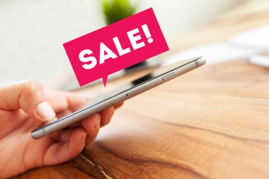 Bir kadın tutarak ve akıllı telefon kullanma