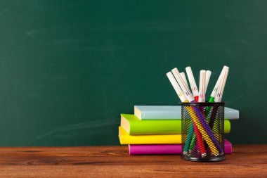 okul malzemeleri ahşap masa ve yazı tahtası