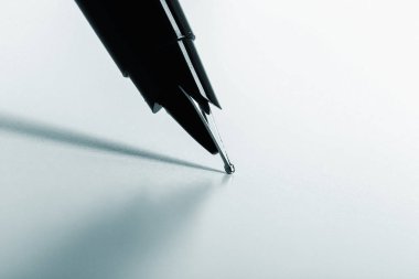 kalem beyaz arkaplanda izole edildi 