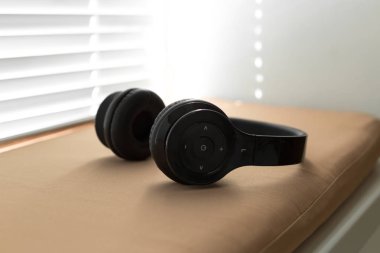 dinlemek için kulaklık rahatlamak yastık üzerinde yalan müzik 