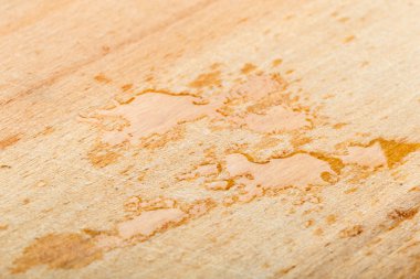 Ahşap arka plan üzerinde su damlaları 