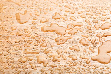 Ahşap arka plan üzerinde su damlaları 