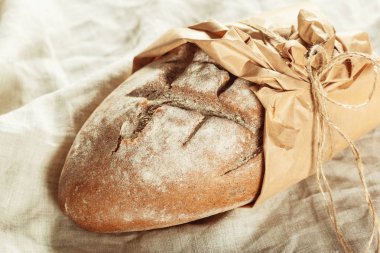 ahşap masa üzerinde taze pişmiş ekmek