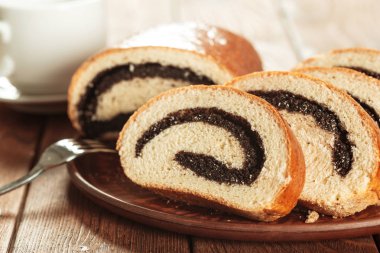 ahşap masa üzerinde taze pişmiş ekmek