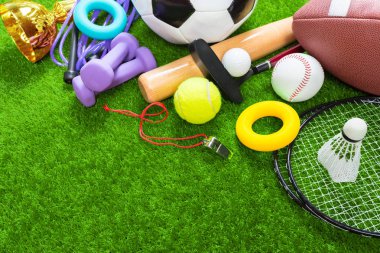 Yeşil çimenlerin üzerinde çeşitli spor araçları