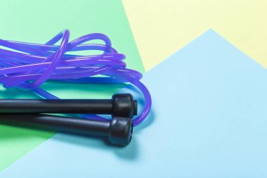 renk arka plan üzerinde ip atlama