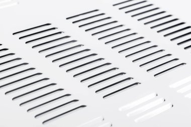 Metal havalandırma ızgara üzerinde beyaz izole