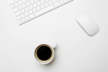 Ofis resepsiyon masası bilgisayar, sarf malzemeleri ve kahve fincanı ile