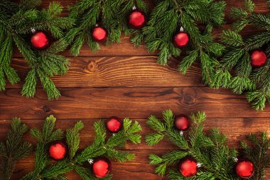 Tahtada süslemesi olan Noel ağacı