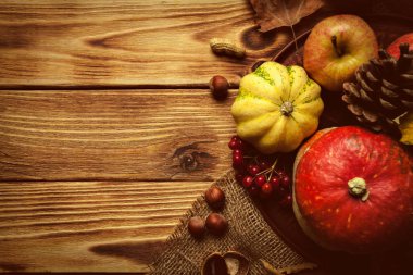 Sonbahar arka plan, ahşap masa üzerinde dekoratif kabaklar