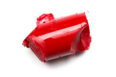 Beyaz arkaplanda kırmızı ruj izole edildi