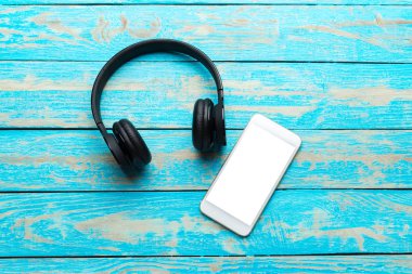 Akıllı telefon ve kulaklık mavi ahşap tablo 