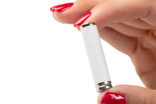 Weibliche Hand Hält Batterie Der Hand Isoliert Auf Weißem Hintergrund — Stockfoto