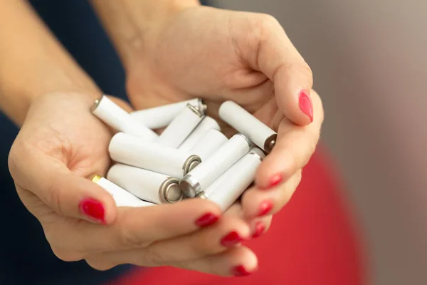 Vrouwelijke Handen Met Batterijen Geïsoleerd Witte Achtergrond — Stockfoto