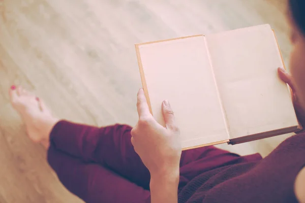 Γυναίκα Διαβάζοντας Βιβλίο Στο Πάτωμα — Φωτογραφία Αρχείου