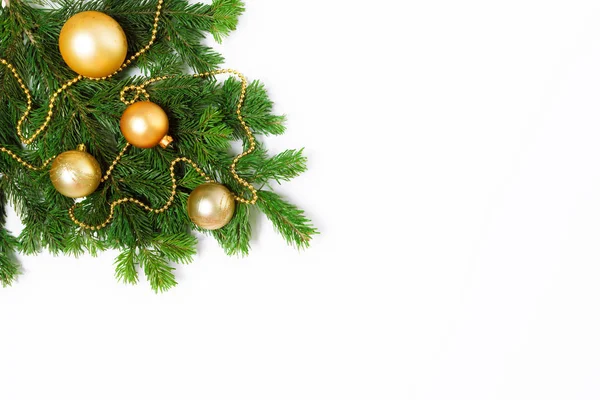 Beyaz Arkaplanda Noel Ağacı Süslemesi — Stok fotoğraf