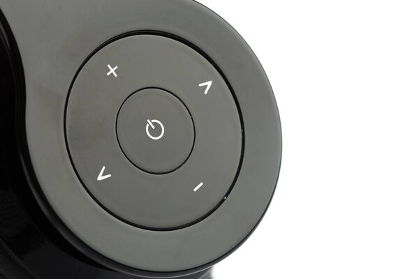 Беспроводные наушники изолированы на белом фоне