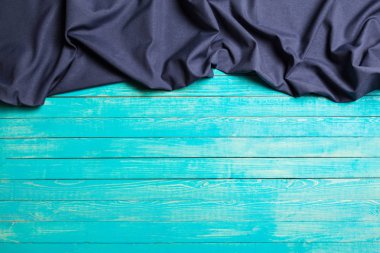 ahşap masa üzerinde masa örtüsü