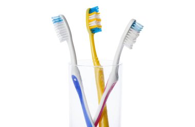 Beyaz arkaplanda diş fırçaları izole