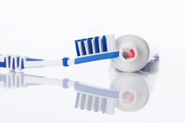 Diş fırçası ve tüp ile izole üzerinde beyaz yapıştırın