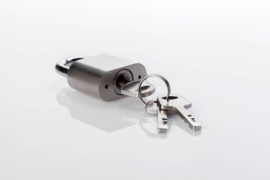 Beyaz arka plan üzerinde izole gümüş asma kilit