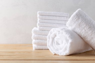 Spa havlu ahşap yüzey üzerinde