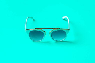 yeşil arka planlar üzerinde güneş gözlüğü. Moda yaz önümüzdeki kavramdır.