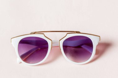 pastel arka planlar üzerinde güneş gözlüğü. Moda yaz önümüzdeki kavramdır.