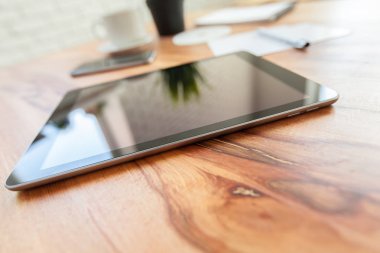 Dijital tablet ve ahşap masa akıllı telefon