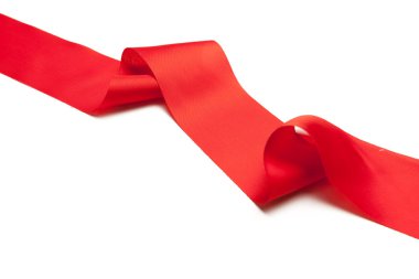 kırmızı kurdele beyaz arkaplanda izole edildi