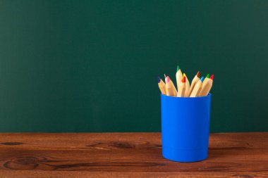 Ahşap bir masa ve tahta arka plan üzerinde okul malzemeleri