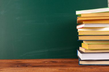 Resepsiyon, kara tahta arka plan üzerine kitaplar