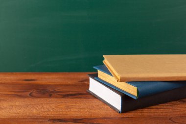 Resepsiyon, kara tahta arka plan üzerine kitaplar
