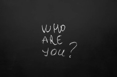 Kimsin? yazı tahtası üzerinde metin