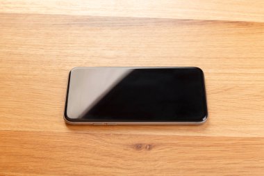 ahşap masa telefonu beyaz ekran