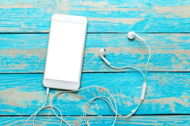 Akıllı telefon ve kulaklık arka plan üzerinde Kapat