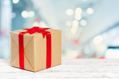 eski tabloyu hediyeler yığını