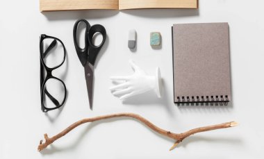 Modern çalışma alanı kavramı, beyaz arka plan üzerinde izole