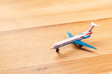 Ahşap arka plan üzerinde yolcu uçağının oyuncak