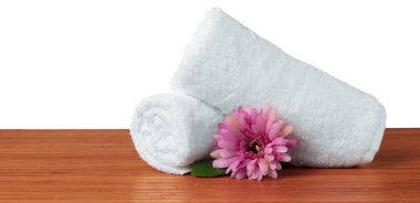 beyaz havlu yığını ile çiçek